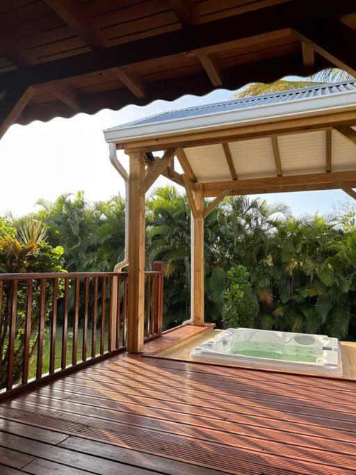 Bungalow Avec Jacuzzi Privatif Villa Sainte-Rose Exteriör bild